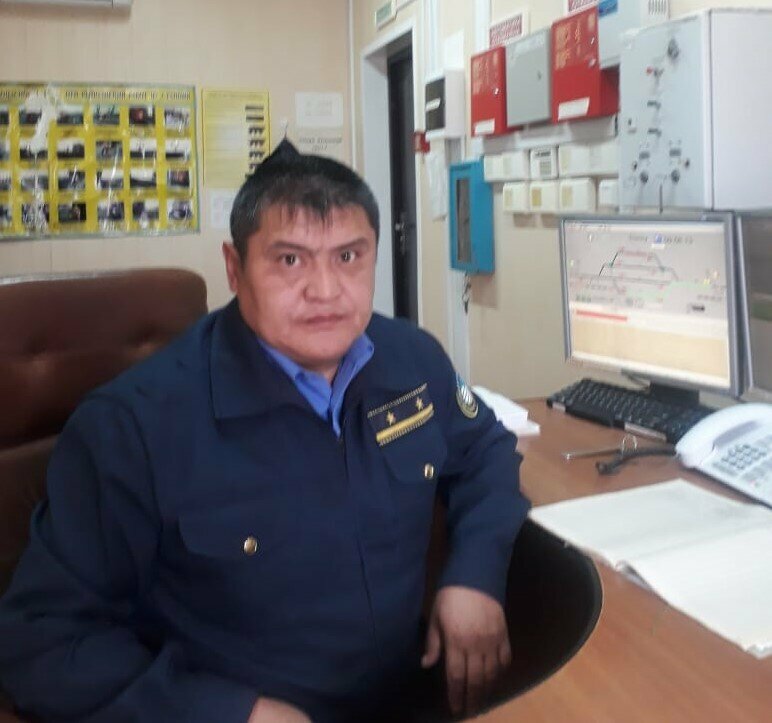 Телефон начальника станции. Начальник станции. Начальник станции Челутай в 2019 году. Казахский Железнодорожник музыкант.